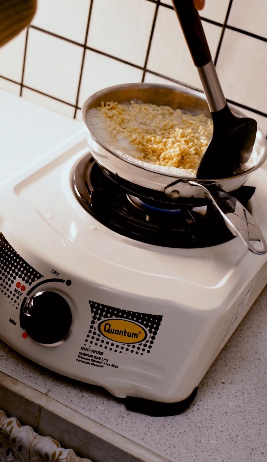 Langkah 2 membuat Resep Mie Nyemek ala @windamegasp | Masak Praktis Pakai Quantum QGC 101 RB